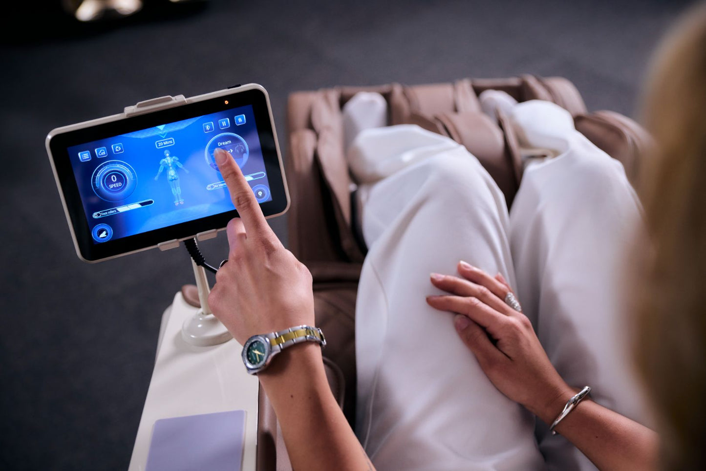 IWAO Gravity med röststyrning - 4D Massagestol - Vit/Brun