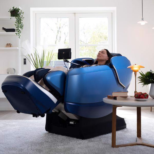 OGAWA Maestro Ai Massagestol Cobalt Blue med model i Zero Gravity