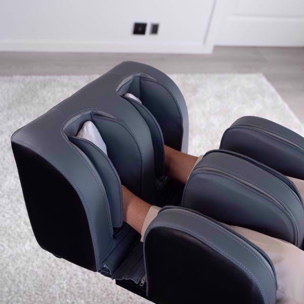 OGAWA Sonic-X Massagestol i grå med model og fodmassage