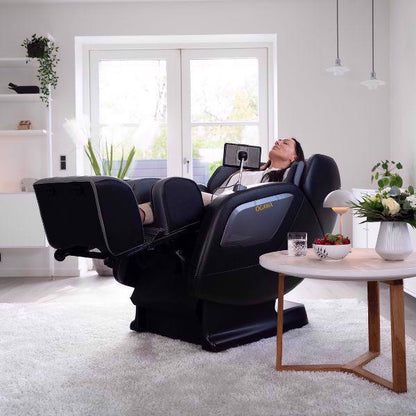 OGAWA Sonic-X Massagestol i grå med model i zero gravity